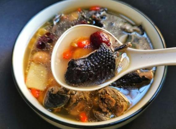 板栗排骨燒有什么功效？板栗烏雞湯有什么功效與作用？